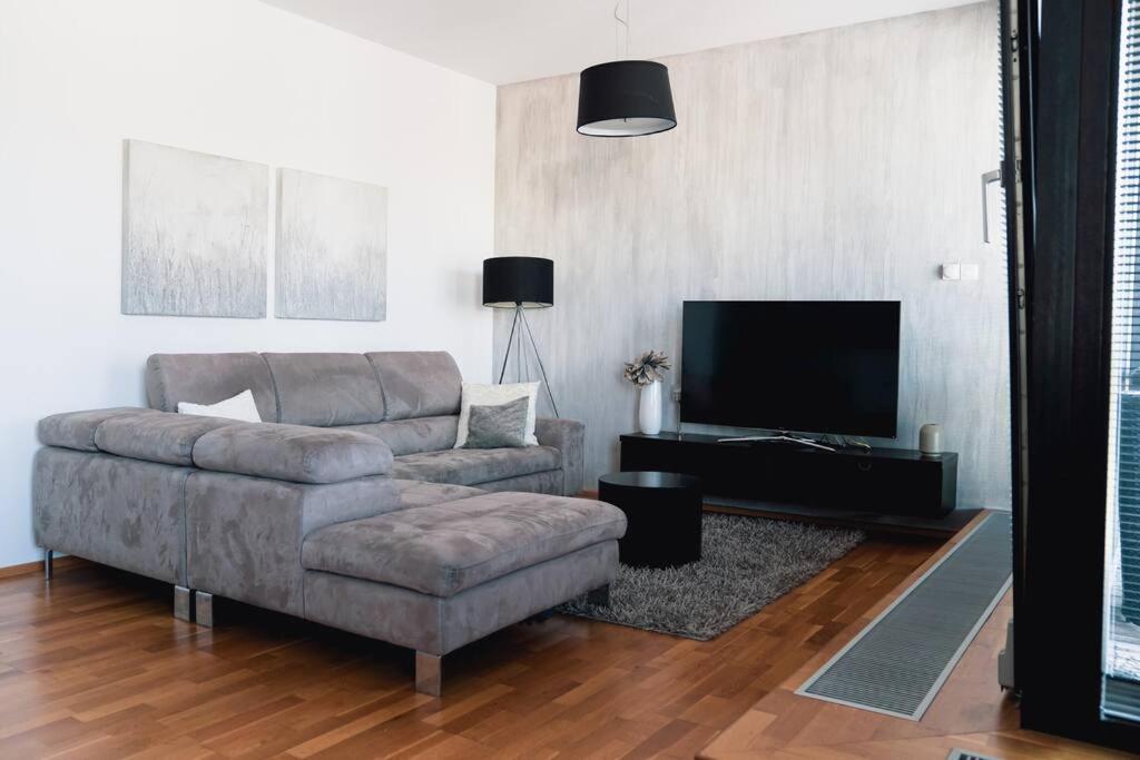 Prague Marina River View Apartment Close To City Centre Free Parking Экстерьер фото