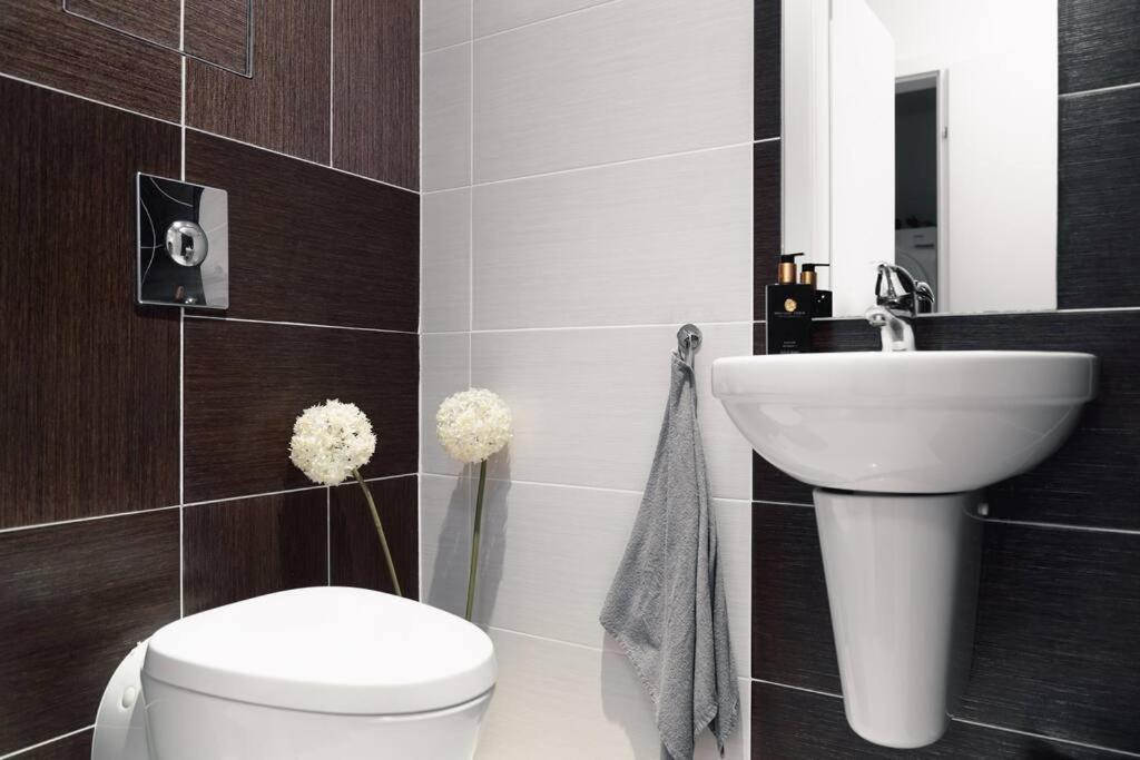 Prague Marina River View Apartment Close To City Centre Free Parking Экстерьер фото